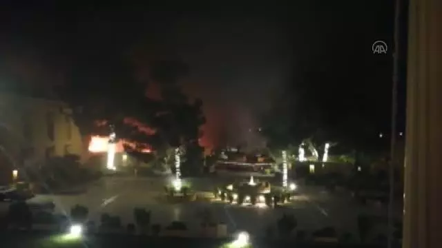 Pakistan'da bir otelin otoparkında meydana gelen patlamada 4 kişi öldü, 12 kişi yaralandı Pakistan'da bir otelin otoparkında meydana gelen patlamada 4 kişi öldü, 12 kişi yaralandı