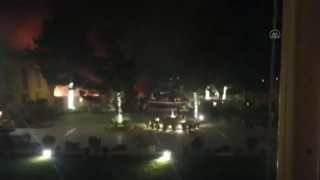 Pakistan'da bir otelin otoparkında meydana gelen patlamada 4 kişi öldü, 12 kişi yaralandı Pakistan'da bir otelin otoparkında meydana gelen patlamada 4 kişi öldü, 12 kişi yaralandı