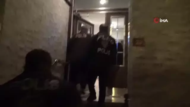İstanbul'da FETÖ'nün hücre evlerine eş zamanlı operasyon: 29 gözaltı İstanbul'da FETÖ'nün hücre evlerine eş zamanlı operasyon: 29 gözaltı