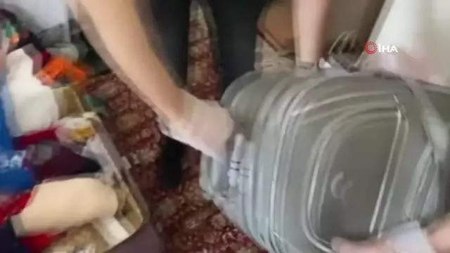 İstanbul'da şok baskın: Uyuşturucu maddeyi tuvalete dökerken yakalandılar İstanbul'da şok baskın: Uyuşturucu maddeyi tuvalete dökerken yakalandılar