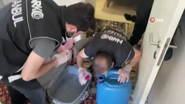 İstanbul'da şok baskın: Uyuşturucu maddeyi tuvalete dökerken yakalandılar İstanbul'da şok baskın: Uyuşturucu maddeyi tuvalete dökerken yakalandılar