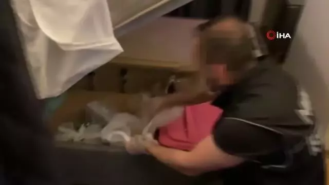 İstanbul'da şok baskın: Uyuşturucu maddeyi tuvalete dökerken yakalandılar İstanbul'da şok baskın: Uyuşturucu maddeyi tuvalete dökerken yakalandılar
