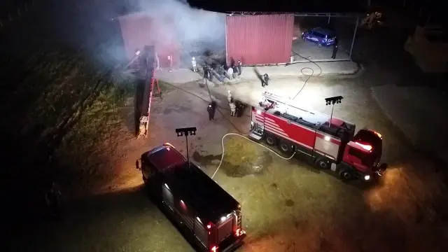 İzmir'de saman deposu yanarak küle döndü İzmir'de saman deposu yanarak küle döndü