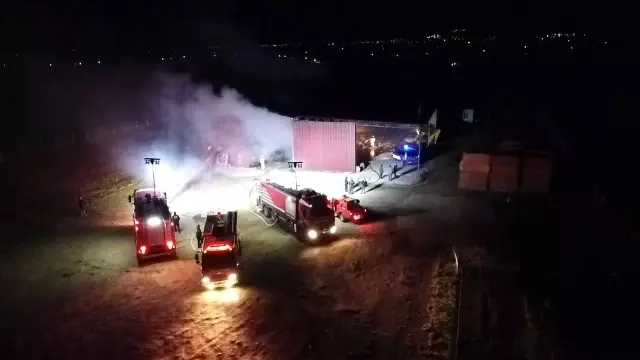İzmir'de saman deposu yanarak küle döndü İzmir'de saman deposu yanarak küle döndü