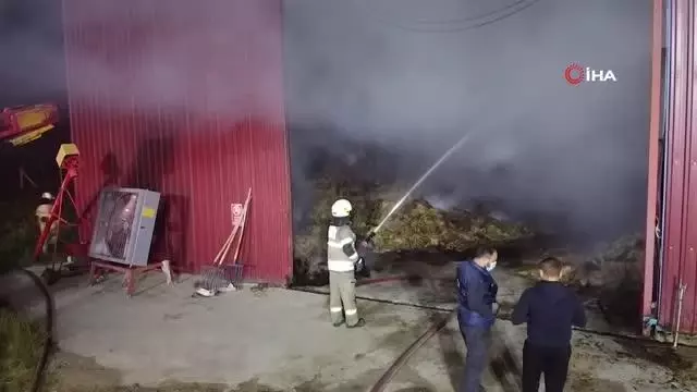 İzmir'de saman deposu yanarak küle döndü İzmir'de saman deposu yanarak küle döndü
