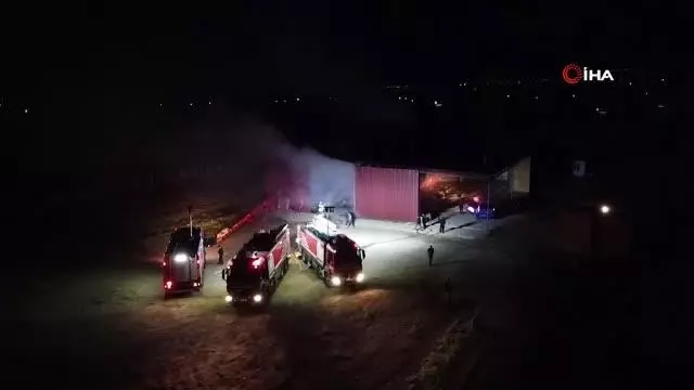 İzmir'de saman deposu yanarak küle döndü İzmir'de saman deposu yanarak küle döndü