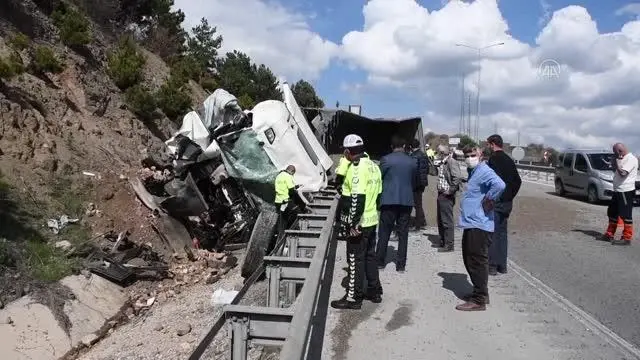 Kamyon ile tır çarpıştı: 1 yaralı Kamyon ile tır çarpıştı: 1 yaralı