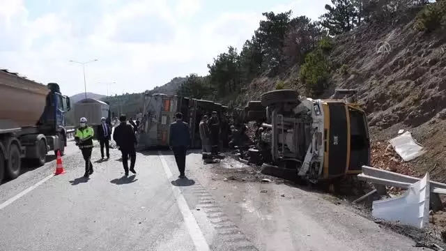 Kamyon ile tır çarpıştı: 1 yaralı Kamyon ile tır çarpıştı: 1 yaralı