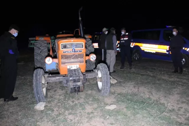 Traktörün altında kalan çiftçi hayatını kaybetti Traktörün altında kalan çiftçi hayatını kaybetti