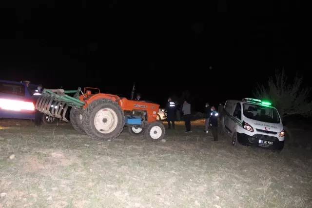 Traktörün altında kalan çiftçi hayatını kaybetti Traktörün altında kalan çiftçi hayatını kaybetti