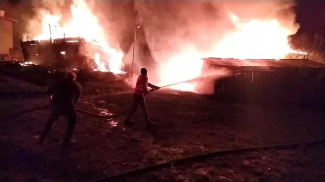 Kastamonu'da geceyi alevler aydınlattı: 2 ev, 3 ahır küle döndü Kastamonu'da geceyi alevler aydınlattı: 2 ev, 3 ahır küle döndü