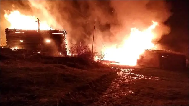 Kastamonu'da geceyi alevler aydınlattı: 2 ev, 3 ahır küle döndü Kastamonu'da geceyi alevler aydınlattı: 2 ev, 3 ahır küle döndü