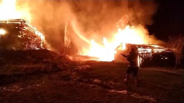 Kastamonu'da geceyi alevler aydınlattı: 2 ev, 3 ahır küle döndü Kastamonu'da geceyi alevler aydınlattı: 2 ev, 3 ahır küle döndü