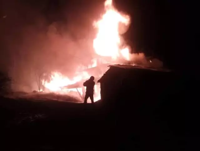 Kastamonu'da geceyi alevler aydınlattı: 2 ev, 3 ahır küle döndü Kastamonu'da geceyi alevler aydınlattı: 2 ev, 3 ahır küle döndü