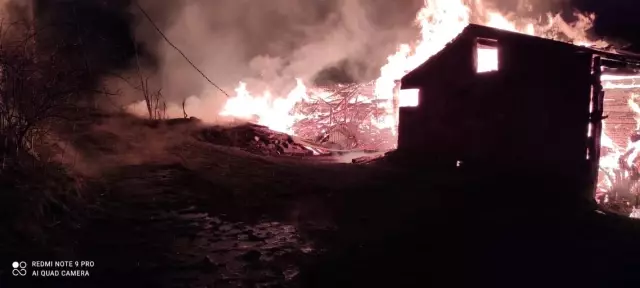 Kastamonu'da geceyi alevler aydınlattı: 2 ev, 3 ahır küle döndü Kastamonu'da geceyi alevler aydınlattı: 2 ev, 3 ahır küle döndü