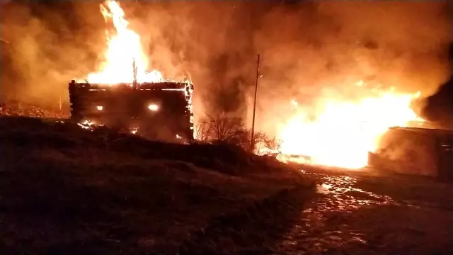 Kastamonu'da geceyi alevler aydınlattı: 2 ev, 3 ahır küle döndü Kastamonu'da geceyi alevler aydınlattı: 2 ev, 3 ahır küle döndü