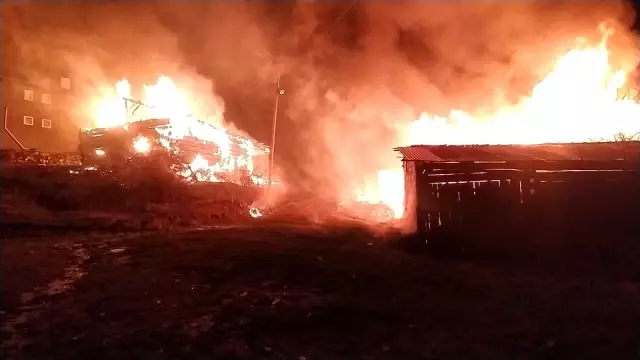 Kastamonu'da geceyi alevler aydınlattı: 2 ev, 3 ahır küle döndü Kastamonu'da geceyi alevler aydınlattı: 2 ev, 3 ahır küle döndü