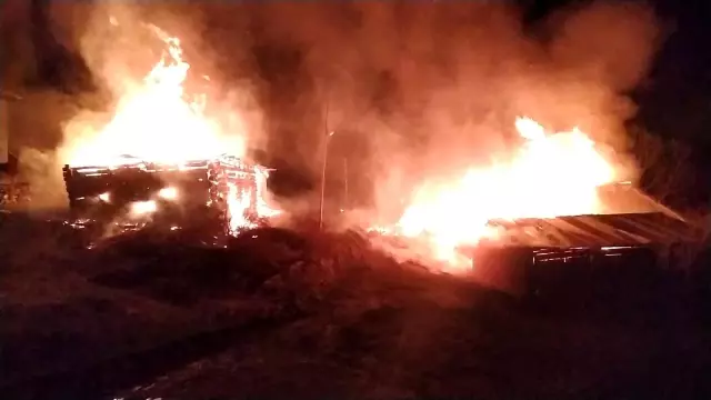 Kastamonu'da geceyi alevler aydınlattı: 2 ev, 3 ahır küle döndü Kastamonu'da geceyi alevler aydınlattı: 2 ev, 3 ahır küle döndü