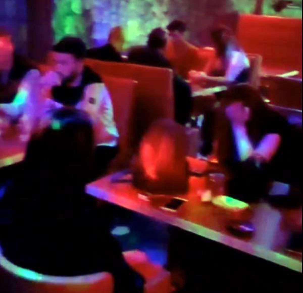 Kepengi kapalı iş yerinde eğlenen 31 kişiye 107 bin lira ceza