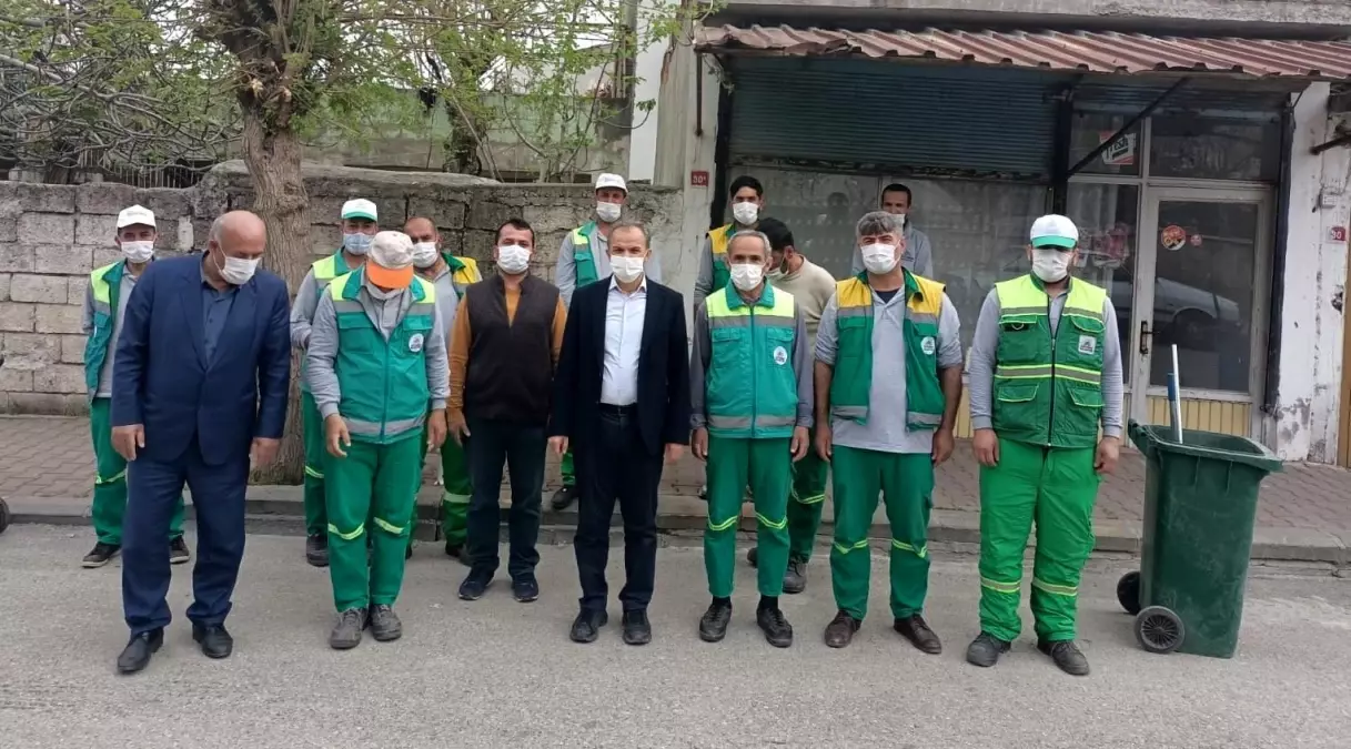 Kılınç'tan temizlik personeline ziyaret - Haberler 1 kilinc tan temizlik personeline ziyaret 14081289 amp