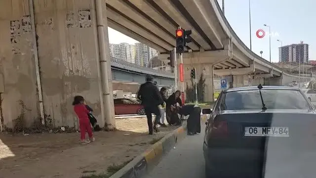 Kırmızı ışıkta tekme tokat birbirlerine girdiler...Küçük çocukların dehşetle izlediği kavga kamerada Kırmızı ışıkta tekme tokat birbirlerine girdiler...Küçük çocukların dehşetle izlediği kavga kamerada