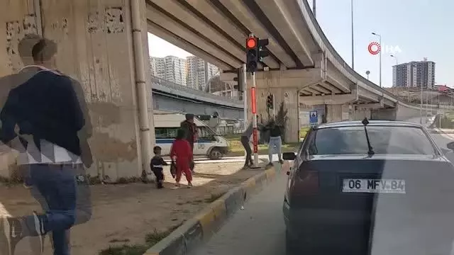 Kırmızı ışıkta tekme tokat birbirlerine girdiler...Küçük çocukların dehşetle izlediği kavga kamerada Kırmızı ışıkta tekme tokat birbirlerine girdiler...Küçük çocukların dehşetle izlediği kavga kamerada