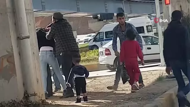 Kırmızı ışıkta tekme tokat birbirlerine girdiler...Küçük çocukların dehşetle izlediği kavga kamerada Kırmızı ışıkta tekme tokat birbirlerine girdiler...Küçük çocukların dehşetle izlediği kavga kamerada