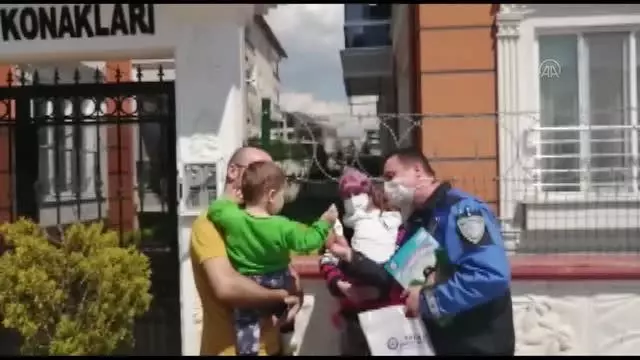 Kız çocuğunun polis korkusu, ekiplerin şefkatiyle yenildi Kız çocuğunun polis korkusu, ekiplerin şefkatiyle yenildi