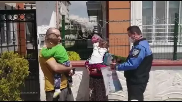 Kız çocuğunun polis korkusu, ekiplerin şefkatiyle yenildi Kız çocuğunun polis korkusu, ekiplerin şefkatiyle yenildi