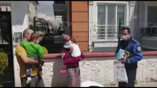 Kız çocuğunun polis korkusu, ekiplerin şefkatiyle yenildi Kız çocuğunun polis korkusu, ekiplerin şefkatiyle yenildi