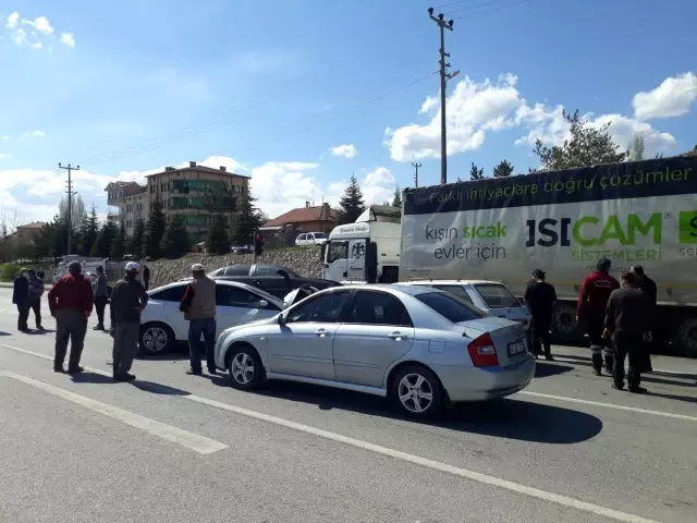 Kontrolden çıkan otomobil karşı şeride geçip 4 araca çarptı Kontrolden çıkan otomobil karşı şeride geçip 4 araca çarptı