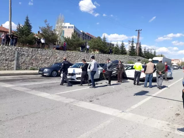 Kontrolden çıkan otomobil karşı şeride geçip 4 araca çarptı Kontrolden çıkan otomobil karşı şeride geçip 4 araca çarptı