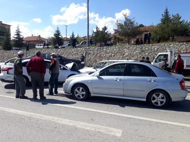 Kontrolden çıkan otomobil karşı şeride geçip 4 araca çarptı Kontrolden çıkan otomobil karşı şeride geçip 4 araca çarptı