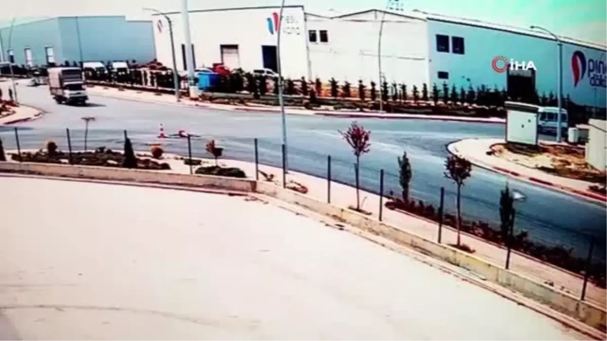 Konya'da kavşakta çarpışan kamyonet ve minibüsün devrilme anı kamerada