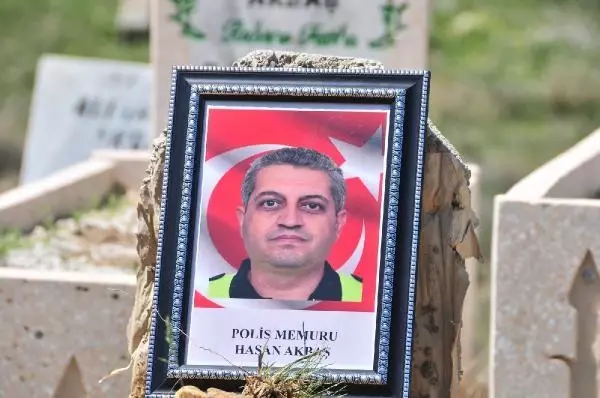 Son dakika haberi... NEVŞEHİR KORONAVİRÜSTEN HAYATINI KAYBEDEN POLİS MEMURU TOPRAĞA VERİLDİ Son dakika haberi... NEVŞEHİR KORONAVİRÜSTEN HAYATINI KAYBEDEN POLİS MEMURU TOPRAĞA VERİLDİ