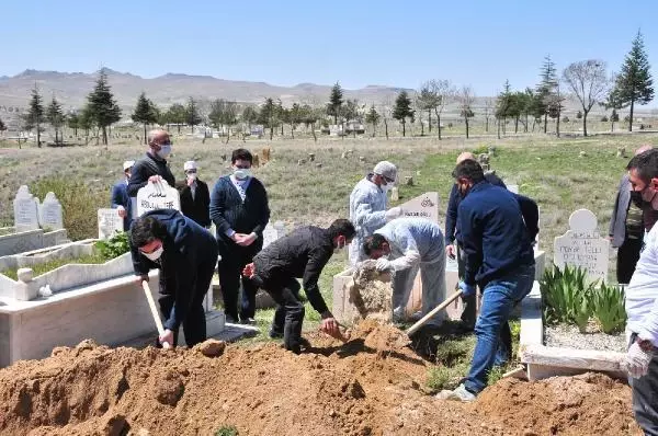 Son dakika haberi... NEVŞEHİR KORONAVİRÜSTEN HAYATINI KAYBEDEN POLİS MEMURU TOPRAĞA VERİLDİ Son dakika haberi... NEVŞEHİR KORONAVİRÜSTEN HAYATINI KAYBEDEN POLİS MEMURU TOPRAĞA VERİLDİ