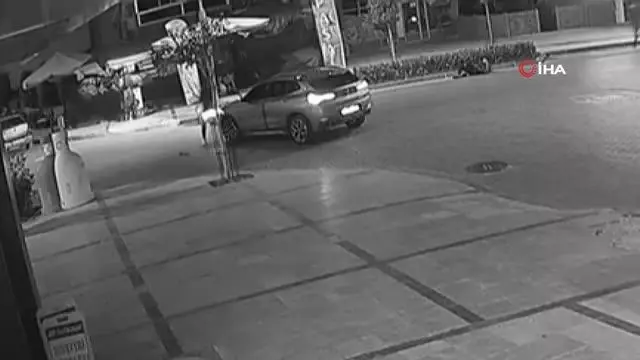 Motorlu kuryenin ölümden döndüğü kaza anı kamerada Motorlu kuryenin ölümden döndüğü kaza anı kamerada