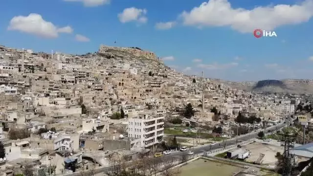 Mardin'de marangozlar, tanınmış kişilerin resimlerini dükkan kapılarına çiziyor Mardin'de marangozlar, tanınmış kişilerin resimlerini dükkan kapılarına çiziyor