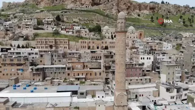 Mardin'de marangozlar, tanınmış kişilerin resimlerini dükkan kapılarına çiziyor Mardin'de marangozlar, tanınmış kişilerin resimlerini dükkan kapılarına çiziyor