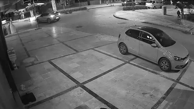 Motorlu kuryenin ölümden döndüğü kaza anı kamerada Motorlu kuryenin ölümden döndüğü kaza anı kamerada