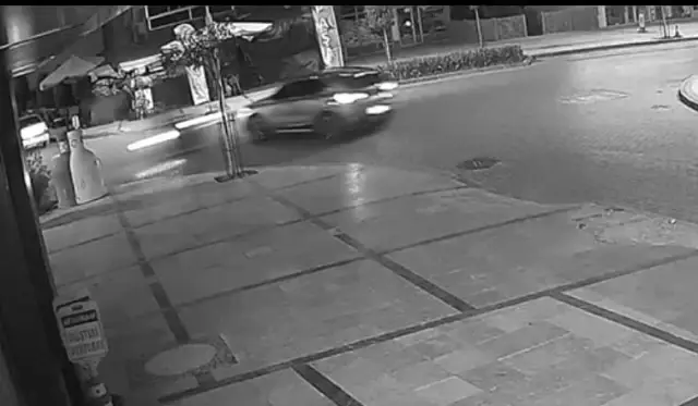 Motorlu kuryenin ölümden döndüğü kaza anı kamerada Motorlu kuryenin ölümden döndüğü kaza anı kamerada