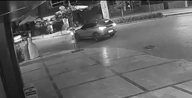 Motorlu kuryenin ölümden döndüğü kaza anı kamerada Motorlu kuryenin ölümden döndüğü kaza anı kamerada