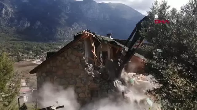 Akbük Koyu'nda yıkımlar sürüyor Akbük Koyu'nda yıkımlar sürüyor