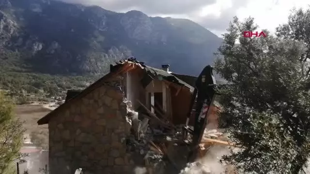 Akbük Koyu'nda yıkımlar sürüyor Akbük Koyu'nda yıkımlar sürüyor