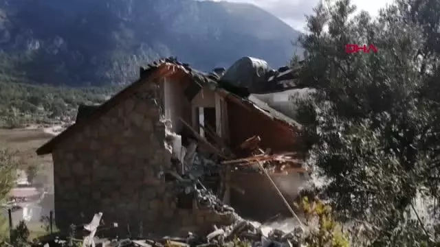 Akbük Koyu'nda yıkımlar sürüyor Akbük Koyu'nda yıkımlar sürüyor