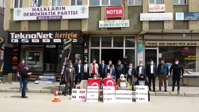 Teröristlere tepki gösteren anne, 'Neden Selahattin Demirtaş'ın çocuklarını götürmüyorlar' diye sordu Teröristlere tepki gösteren anne, 'Neden Selahattin Demirtaş'ın çocuklarını götürmüyorlar' diye sordu