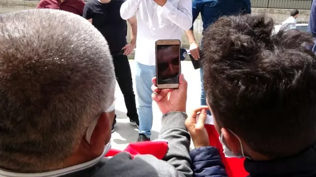 Teröristlere tepki gösteren anne, 'Neden Selahattin Demirtaş'ın çocuklarını götürmüyorlar' diye sordu Teröristlere tepki gösteren anne, 'Neden Selahattin Demirtaş'ın çocuklarını götürmüyorlar' diye sordu