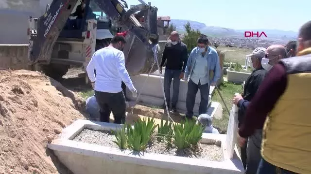 Son dakika haberi... NEVŞEHİR KORONAVİRÜSTEN HAYATINI KAYBEDEN POLİS MEMURU TOPRAĞA VERİLDİ Son dakika haberi... NEVŞEHİR KORONAVİRÜSTEN HAYATINI KAYBEDEN POLİS MEMURU TOPRAĞA VERİLDİ