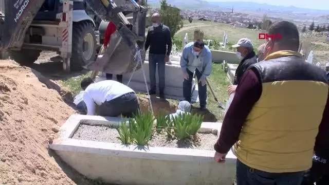 Son dakika haberi... NEVŞEHİR KORONAVİRÜSTEN HAYATINI KAYBEDEN POLİS MEMURU TOPRAĞA VERİLDİ Son dakika haberi... NEVŞEHİR KORONAVİRÜSTEN HAYATINI KAYBEDEN POLİS MEMURU TOPRAĞA VERİLDİ