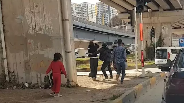 Kırmızı ışıkta tekme tokat birbirlerine girdiler...Küçük çocukların dehşetle izlediği kavga kamerada Kırmızı ışıkta tekme tokat birbirlerine girdiler...Küçük çocukların dehşetle izlediği kavga kamerada